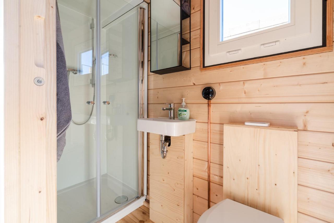 Tolles Tiny-hausboot Guenter Mit Dachterrasse Botel